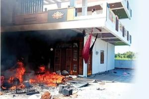 వడ్డీ బాధితుడు ఆత్మహత్య... పలుగుతండాలోని బాలాజీ గృహంపై దాడి