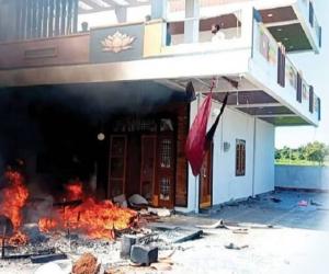 వడ్డీ బాధితుడు ఆత్మహత్య... పలుగుతండాలోని బాలాజీ గృహంపై దాడి