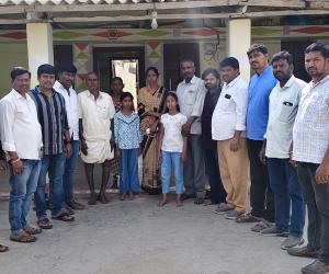 ఆపదలో ఉన్న స్నేహితుని కుటుంబానికి అండగా పూర్వ విద్యార్థులు